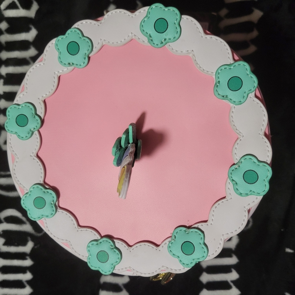 Loungefly Alice In Wonderland Unbirthday Cake Bam Exclusive Crossbody. - Picture 2 of 9